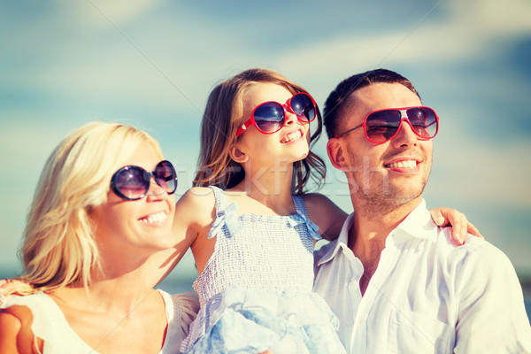 [[stock_photo]]: Famille · heureuse · ciel · bleu · été · vacances · enfants · personnes