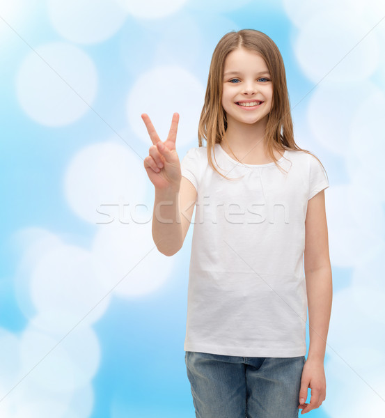 Fetita alb tricou pace gest Imagine de stoc © dolgachov