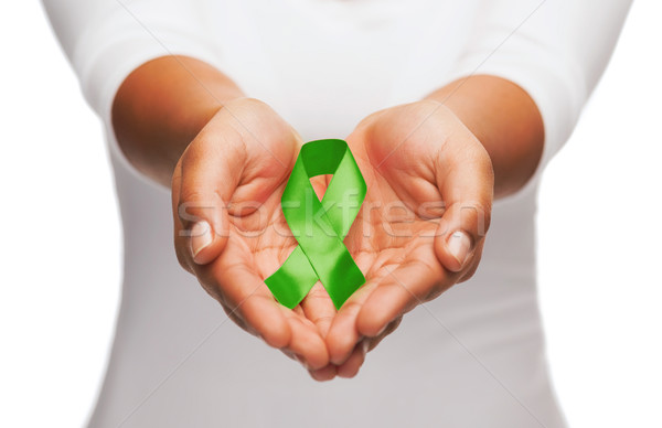 Hände halten grünen Bewusstsein Band Gesundheitswesen Stock foto © dolgachov