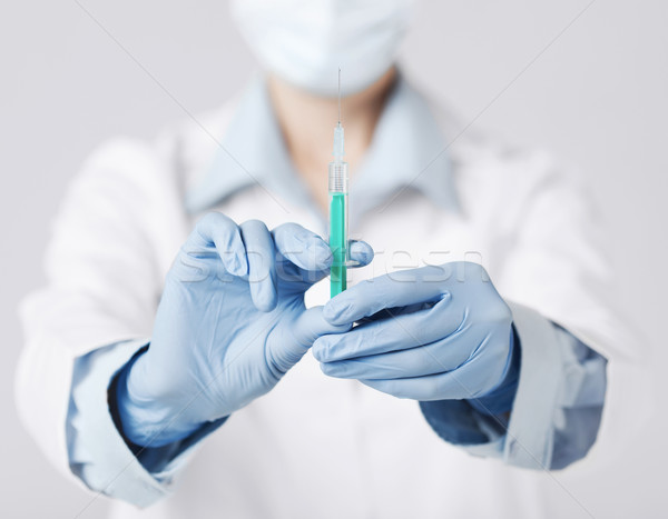 Stock foto: Weiblichen · Arzt · halten · Spritze · Injektion · Gesundheitswesen