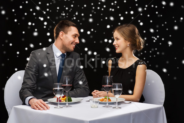 Uśmiechnięty para jedzenie danie główne jedzenie w restauracji christmas Zdjęcia stock © dolgachov