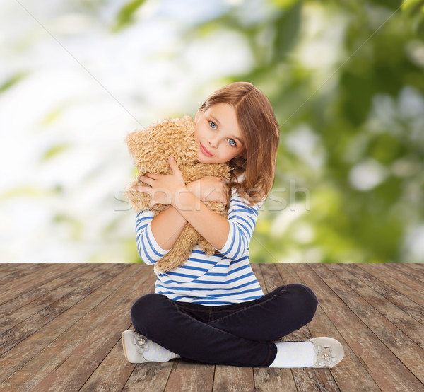 Aranyos kislány ölel plüssmaci gyermekkor játékok Stock fotó © dolgachov