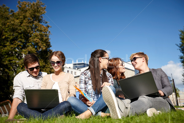 Foto stock: Estudiantes · adolescentes · portátil · computadoras · verano · comunicación