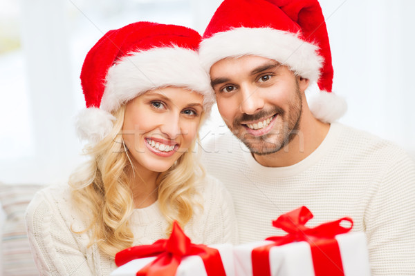 Foto stock: Feliz · Pareja · casa · Navidad · cajas · de · regalo · vacaciones