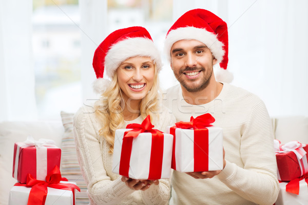 Foto stock: Feliz · Pareja · casa · Navidad · cajas · de · regalo · vacaciones