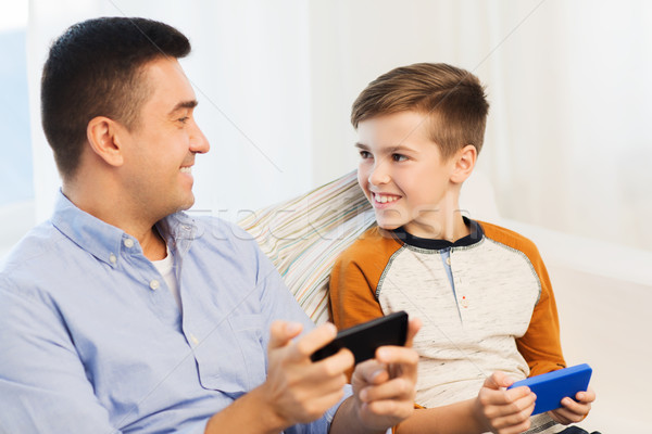 Heureux père en fils smartphones maison loisirs technologie [[stock_photo]] © dolgachov