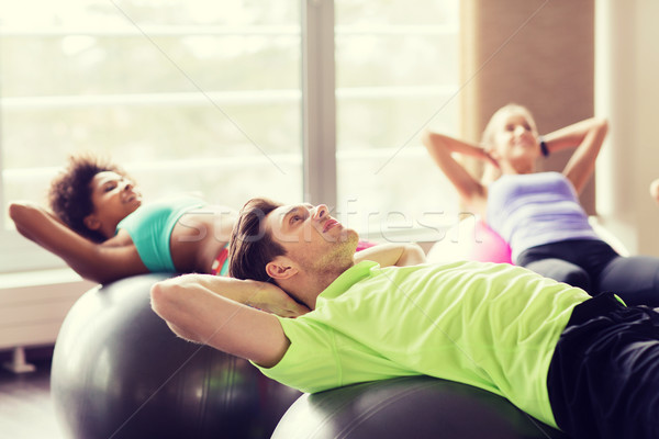 Oameni fericiţi abdominal muschii fitness sportiv pregătire Imagine de stoc © dolgachov