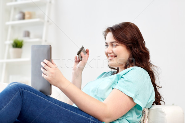 Plus size nő táblagép hitelkártya emberek internet Stock fotó © dolgachov