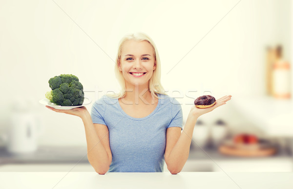 Stockfoto: Glimlachende · vrouw · broccoli · donut · keuken · gezond · eten