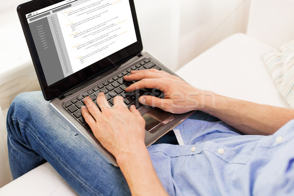 Hombre escribiendo ordenador portátil casa tecnología Foto stock © dolgachov