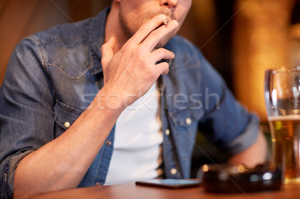 Adam içme bira sigara içme sigara bar Stok fotoğraf © dolgachov