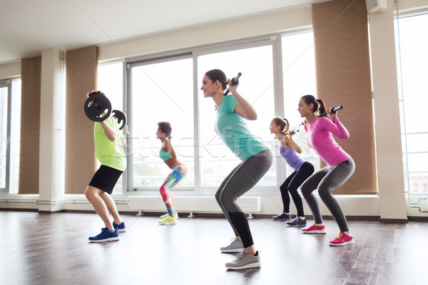 Gruppe Menschen Langhantel Fitnessstudio Fitness Sport Stock foto © dolgachov