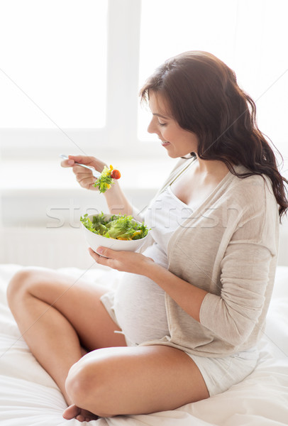 Zdjęcia stock: Szczęśliwy · kobieta · w · ciąży · jedzenie · Sałatka · domu · ciąży