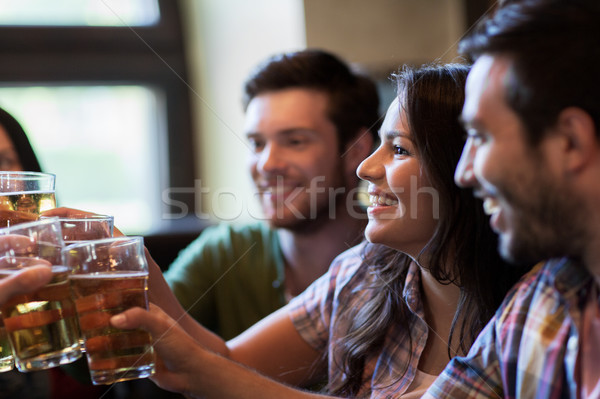 Fericit prietenii potabilă bere bar pub Imagine de stoc © dolgachov