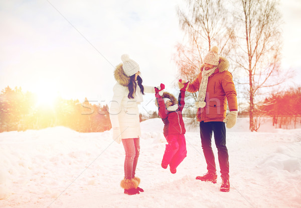 Famiglia felice inverno vestiti piedi esterna Foto d'archivio © dolgachov