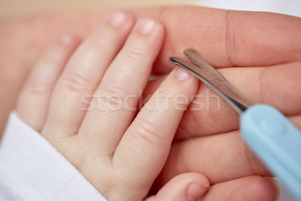 關閉 手 剪刀 嬰兒 指甲 母親 商業照片 © dolgachov