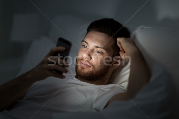 Foto stock: Moço · cama · noite · tecnologia · internet