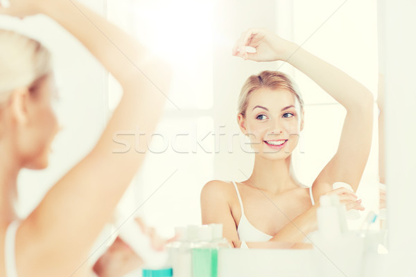 Donna deodorante bagno bellezza igiene mattina Foto d'archivio © dolgachov