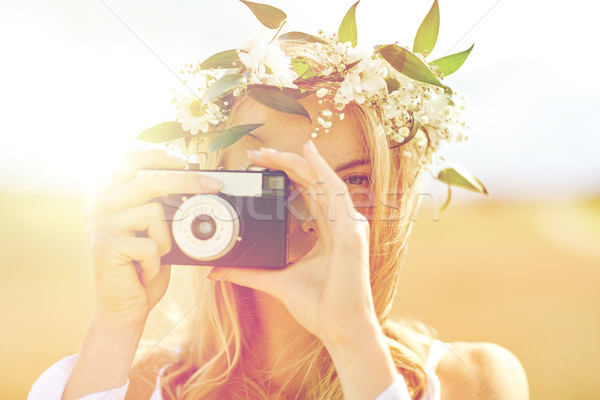 Stock fotó: Boldog · nő · film · kamera · koszorú · virágok