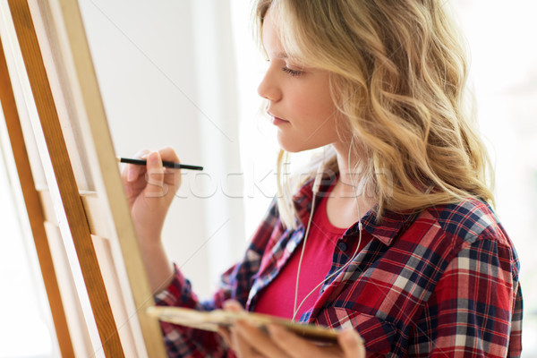 Student dziewczyna sztaluga malarstwo sztuki szkoły Zdjęcia stock © dolgachov