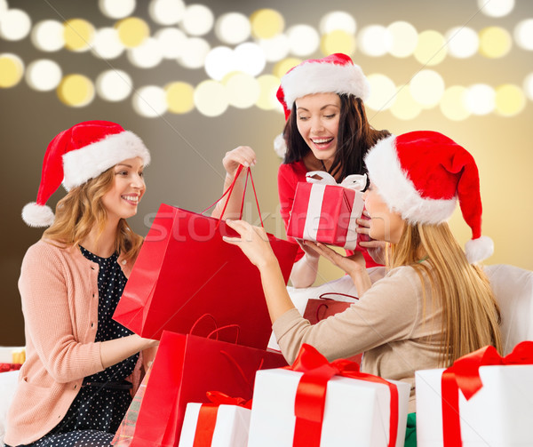 [[stock_photo]]: Femmes · Noël · cadeaux · vente · vacances