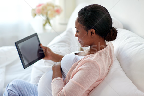 Heureux femme enceinte maison grossesse technologie [[stock_photo]] © dolgachov