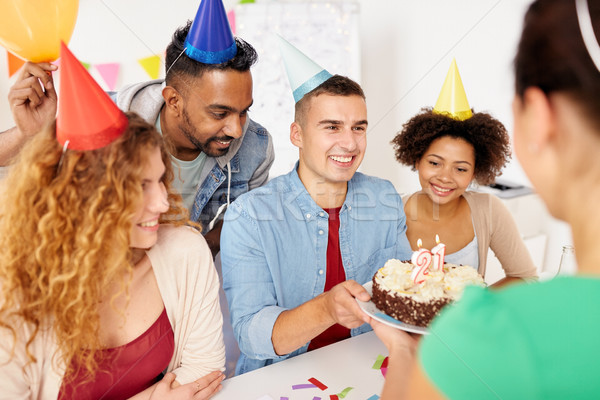 Foto stock: Equipe · saudação · colega · escritório · festa · de · aniversário · corporativo