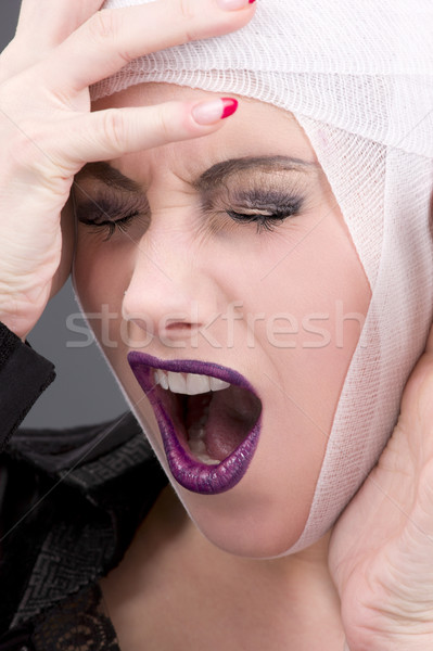 外傷 圖片 尖叫 負傷 女人的臉 灰色 商業照片 © dolgachov