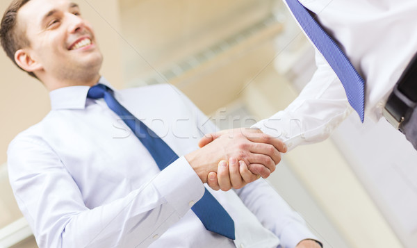 Dois empresários aperto de mãos escritório negócio mãos Foto stock © dolgachov