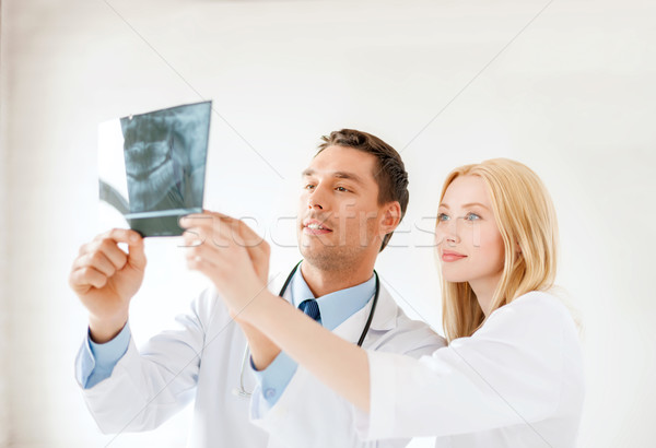 Foto stock: Sorridente · médico · do · sexo · masculino · dentista · olhando · raio · x · medicina