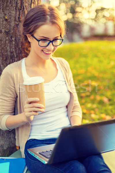 Foto stock: Adolescente · óculos · laptop · café · educação · tecnologia