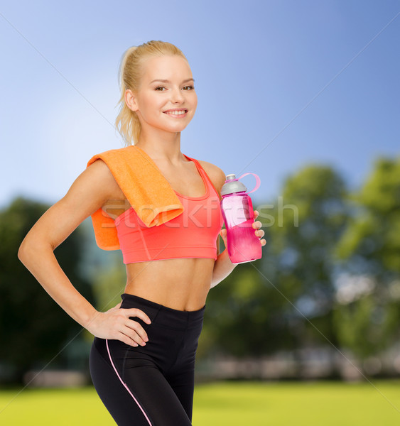 Sonriendo deportivo mujer cantimplora toalla deporte Foto stock © dolgachov