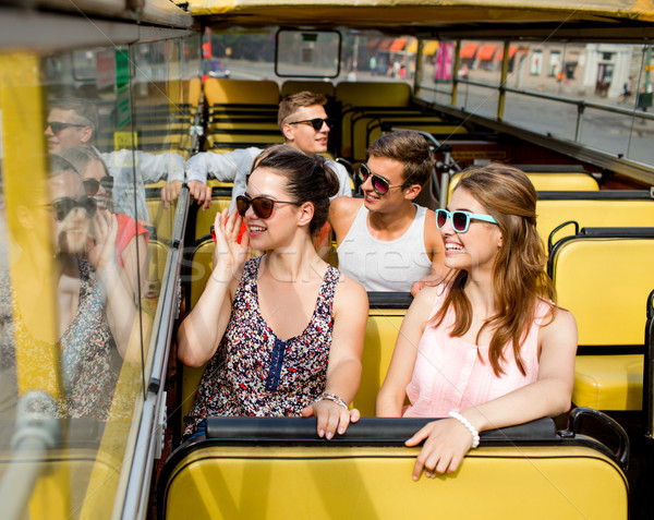 Groep glimlachend vrienden tour bus Stockfoto © dolgachov