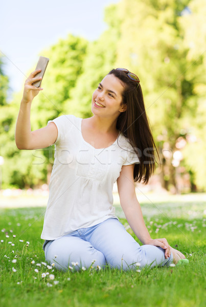 Stockfoto: Glimlachend · jong · meisje · smartphone · vergadering · park · lifestyle