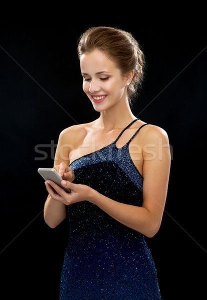 Foto stock: Sorrindo · vestido · de · noite · tecnologia · comunicação · estilo · de · vida