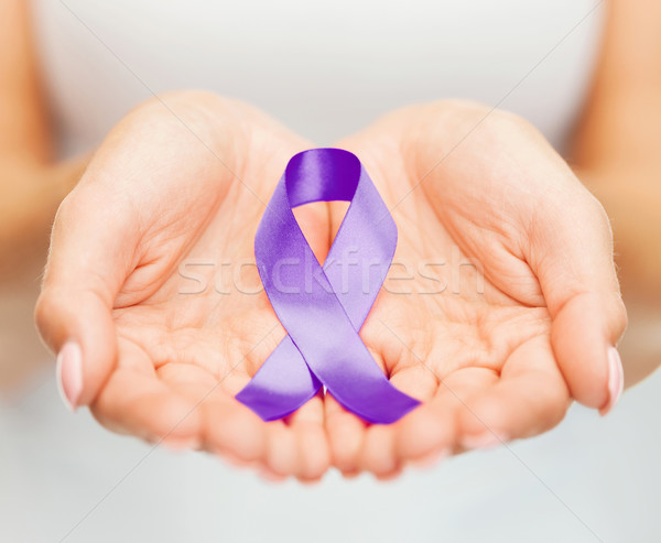 Ręce fioletowy świadomość wstążka opieki zdrowotnej Zdjęcia stock © dolgachov