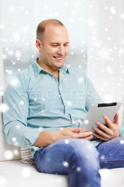微笑 男子 坐在 榻 技術 商業照片 © dolgachov