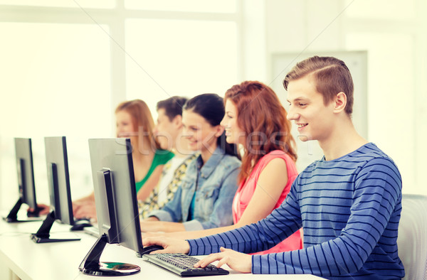 Mannelijke student klasgenoten computer klasse onderwijs Stockfoto © dolgachov