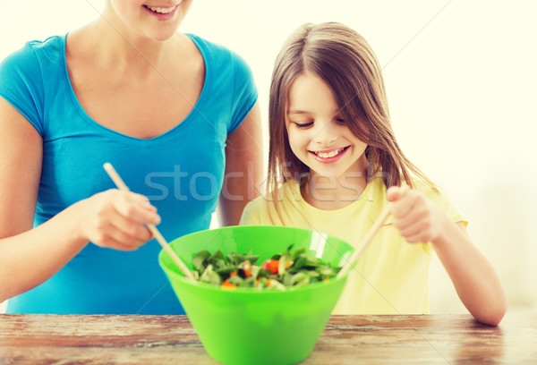 Stock foto: Kleines · Mädchen · Mutter · Salat · Küche · Familie · Kind