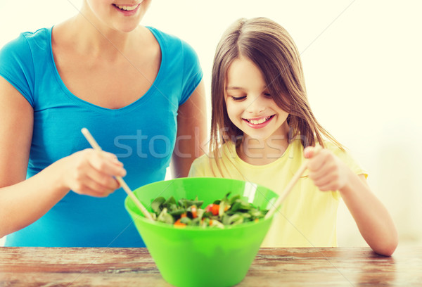 Foto stock: Nina · madre · ensalada · cocina · familia · nino