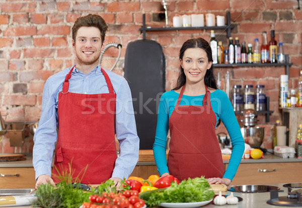 Fericit cuplu bucătărie gătit clasă culinar Imagine de stoc © dolgachov