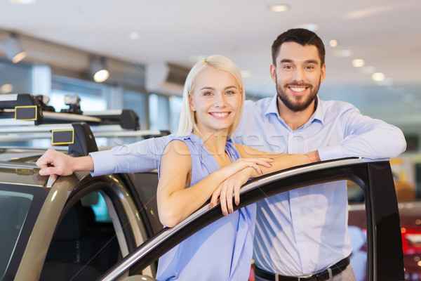 Feliz Pareja compra coche auto mostrar Foto stock © dolgachov