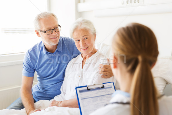 Foto stock: Senior · mulher · médico · clipboard · hospital · medicina