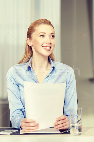 Stockfoto: Glimlachende · vrouw · papieren · kantoor · zakenlieden · business