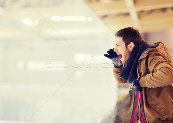 Fiatalember jégkorong játék korcsolyázás pálya emberek Stock fotó © dolgachov