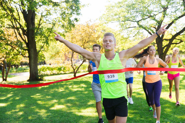 Szczęśliwy młodych mężczyzna runner zwycięski wyścigu Zdjęcia stock © dolgachov