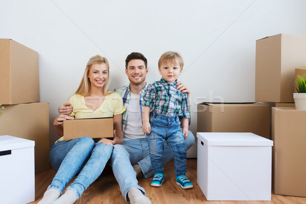 Gelukkig gezin dozen bewegende nieuw huis hypotheek mensen Stockfoto © dolgachov