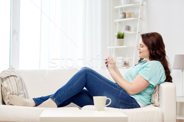 Boldog plus size nő okostelefon otthon emberek Stock fotó © dolgachov