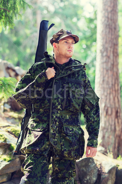 商業照片: 年輕 · 士兵 · 獵人 · 槍 · 森林 · 狩獵