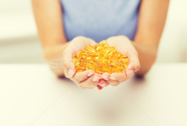 Közelkép nő kezek tart tabletták kapszulák Stock fotó © dolgachov
